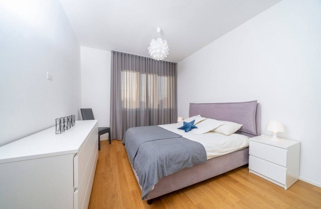 Cozy & Bright Apartment - w/Balcony