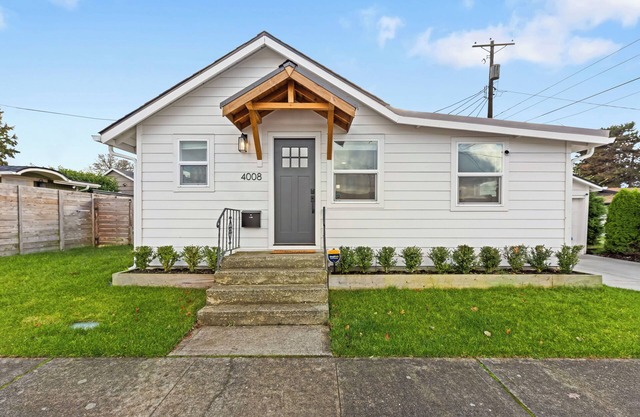 Cozy Bungalow Home 2br+1ba - 9 min to Tacoma Dome