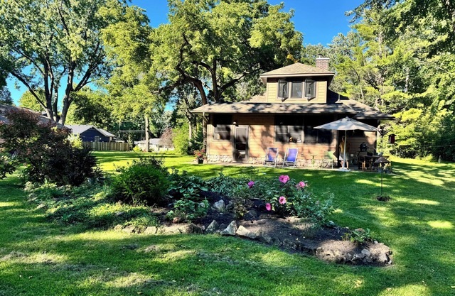 Cozy bungalow in beautiful White Bear Lake.