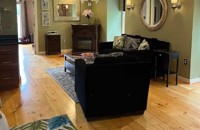 Cozy bungalow with WiFi, AC, and swimming pool access in peaceful Eliot, ME