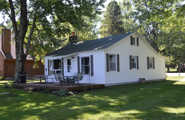 Cozy Burt Lake Waterfront Cottage