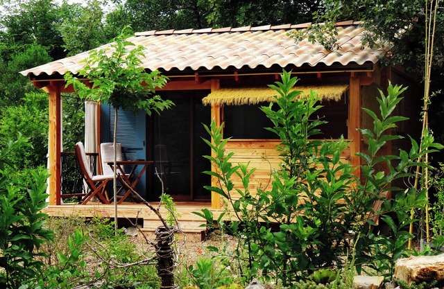 Cozy cottage under the oaks with outdoor kitchen, ideal for recharge.