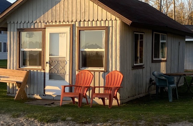 Cozy Cabin at Water’s Edge: Sandy Beach, Kayaks, and Fun for the Whole Family