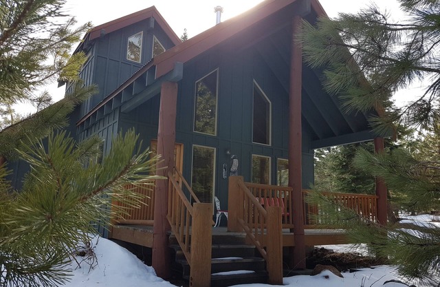Cozy Cabin by Lake of The Woods, Crater Lake, Ashland, & Other Mountain Lakes