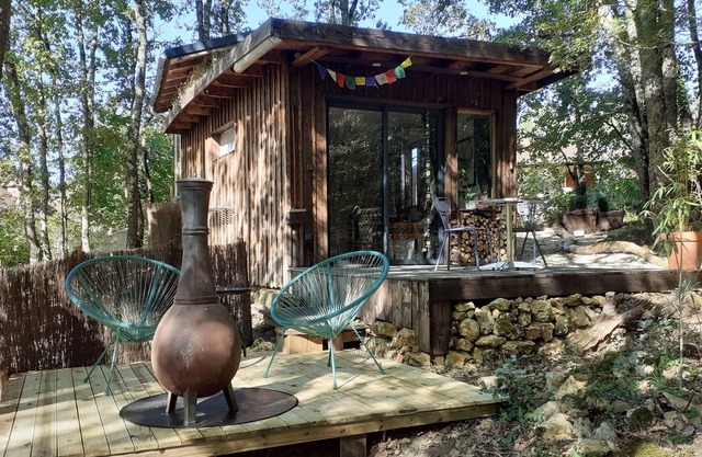 Cozy cabin cottage on the edge of the woods for a rejuvenating stay