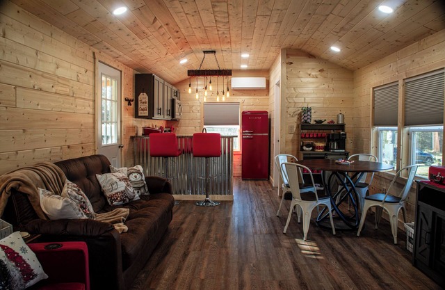 Cozy cabin, hot tub, high speed internet in the heart of the Shawnee