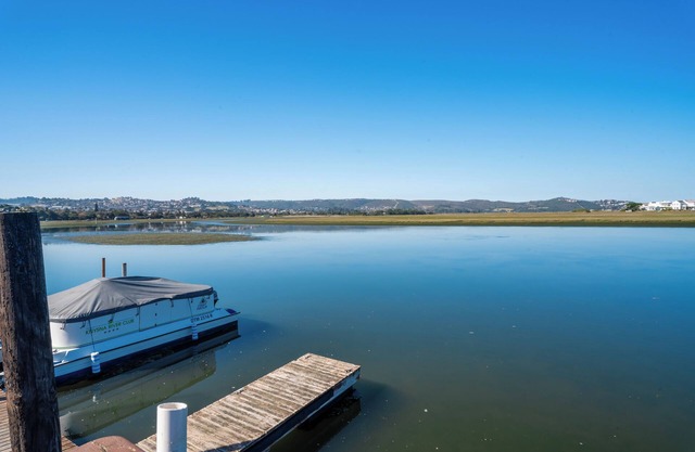 Cozy cabin in beautiful Knysna South Africa by the lagoon with WiFi, heated pool