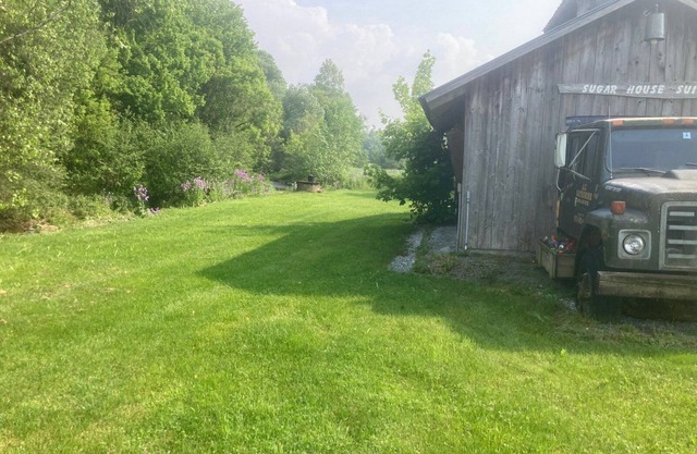 Cozy cabin in charming Enosburg with AC, WiFi. Used to be a sugarhouse.