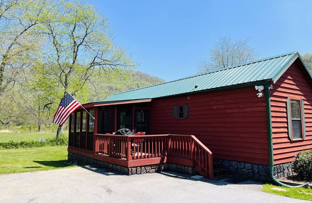 Cozy Cabin in River Vista Mountain Village RV/Cabin Park + Amenities