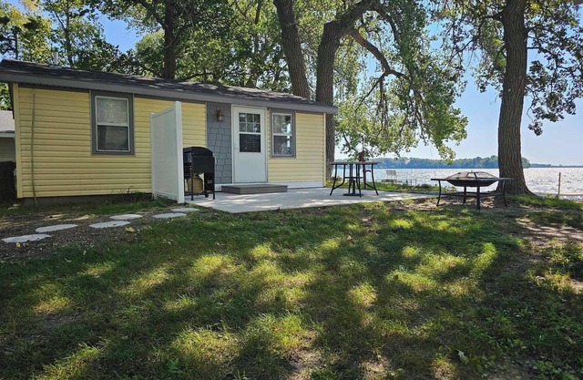 Cozy cabin in Waubay with WiFi, AC. Enjoy a relaxing getaway! Fantastic fishing!