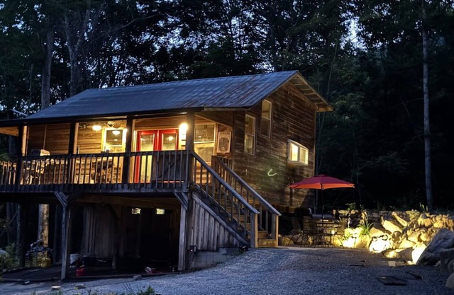 Cozy cabin in welcoming Speedwell with WiFi, AC