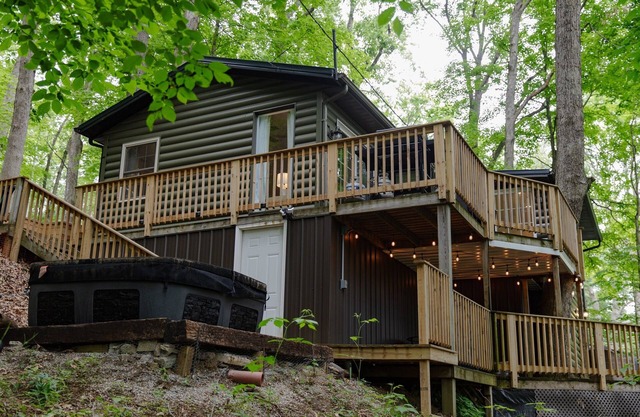 Cozy Cabin near Pleasant Hill Lake w Hot Tub