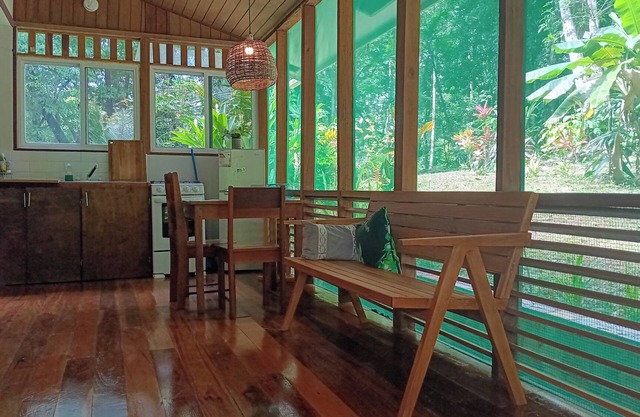 Cozy cabin near San Ignacio Town w/AC, Wi-Fi, 2 beds, very close to everything.