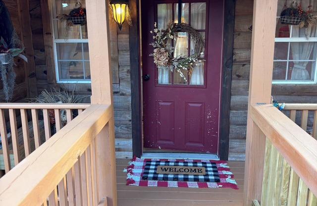 Cozy cabin on 10 acre farm with horses, chickens, cats, dog & gardens
