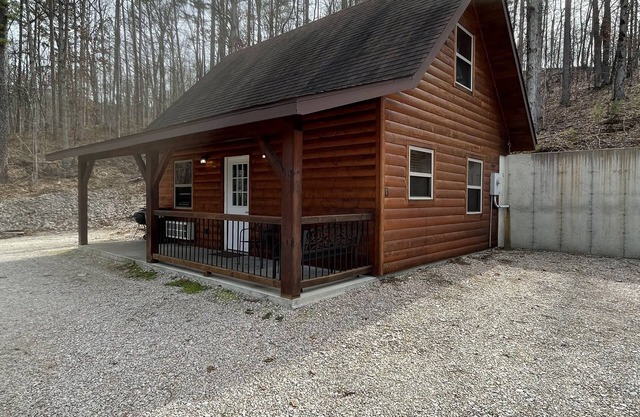 Cozy Cabin on the edge of town only 1/2 mile from Current River !