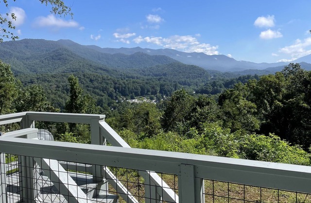 Cozy cabin overlooking Dillsboro and miles of mountains
