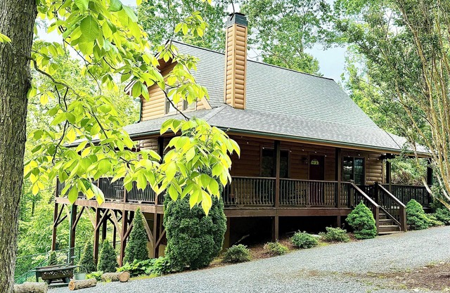 Cozy Cabin Retreat! Hot Tub, Games, Fire Pit & more! Family & Pet Friendly!