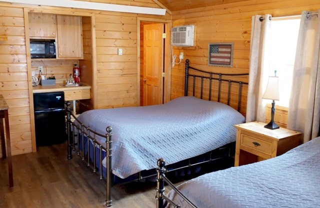 Cozy cabin. Sleeps 2-4. Kitchenette and Wi-Fi available.