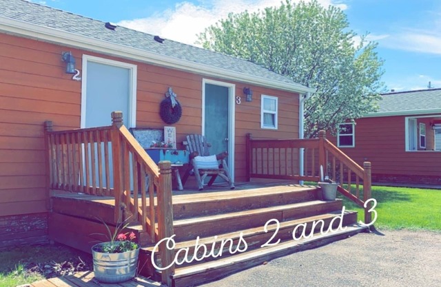 Cozy cabin. Sleeps 2. Includes mini fridge, microwave, Wi-Fi and outdoor space!