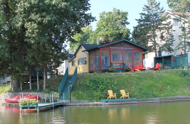 Cozy cabin w lake view. Book now for Fall. Pumpkins, apples, campfire. Pets ok!