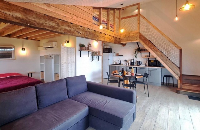 Cozy cabin with private terrace in the Lyonnais hills, pet-friendly