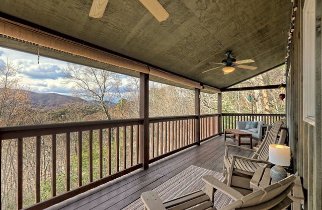 Cozy cabin with a view 1 mile from downtown Clayton
