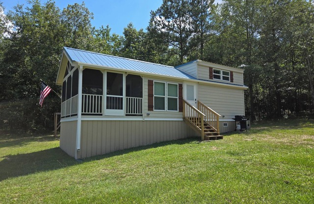 Cozy cabin with AC and loft in charming Lillington