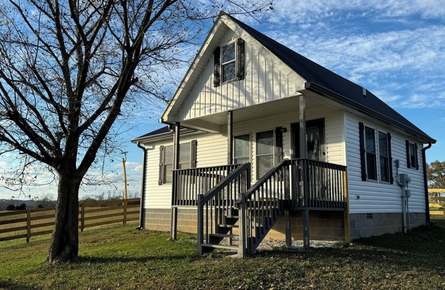 Cozy cabin with loft in midst of farmland WiFi, AC, washer-dryer