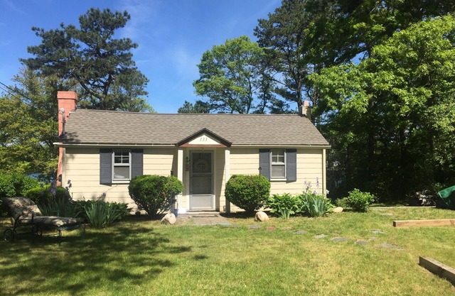 Cozy Cape Cod cottage overlooking Jenkins Pond; with private beach & dock.