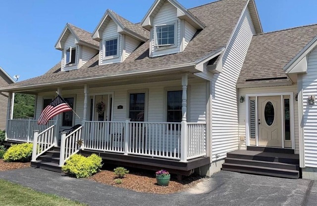 Cozy Cape in the heart of Bangor. Close to hospitals, colleges and downtown.