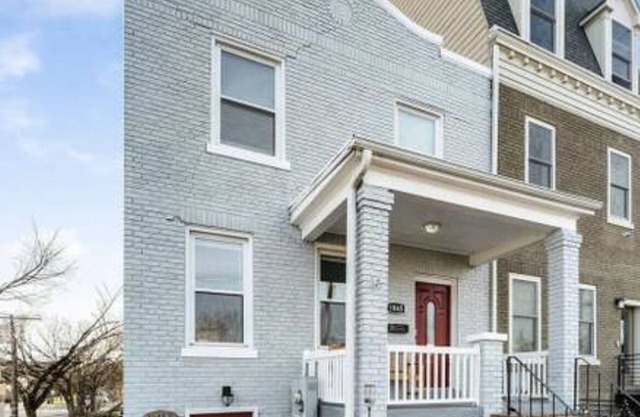 Cozy Capitol Hill Apt 1 Minute Walk To Metro w/Parking