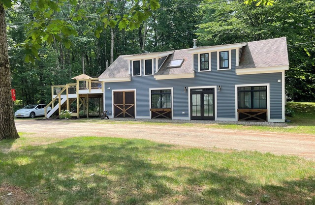 Cozy Carriage House on Lake Ossipee. Private beach with boat docks