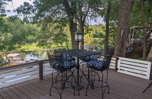 Cozy Cedar Creek Lake Cabin W/Dock. Prime Fishing location Firepit, Paddle boat.