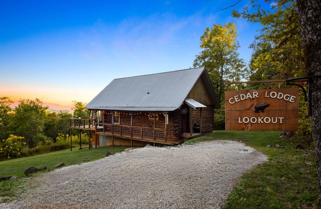 Cozy Cedar Lodge surrounded by Ozark National Forest with great views!