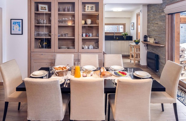 Cozy chalet near slopes, Méribel, 10 guests, pets allowed