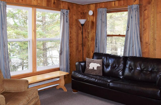 Cozy & Charming Lakeside Cabin W/Deck! Steps to the Lake...