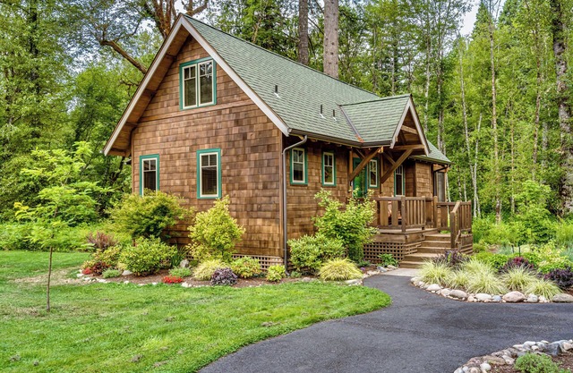 Cozy, charming McKenzie River front 2-bedroom cabin in McKenzie Bridge,