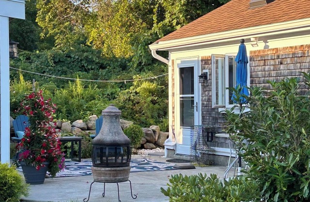 Cozy, clean, relaxing beach cottage awaits you!