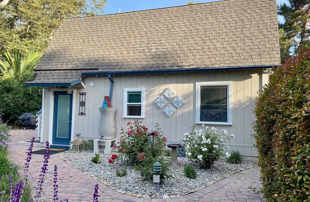 Cozy Coastal Cottage, Countryside