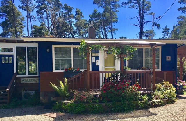 Cozy Coastal Cottage. Perfect couple Getaway.