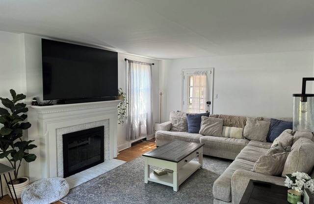 Cozy Colonial Home, king bed, private parking & entertaining back yard