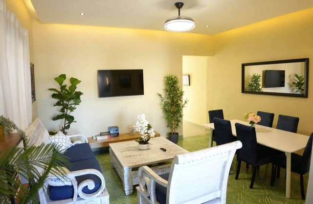 Cozy Colonial Zone Stay, Fast WiFi, Walk to Sites