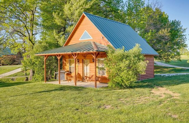 Cozy Columbia Cabin w/Shared Lake Dock!