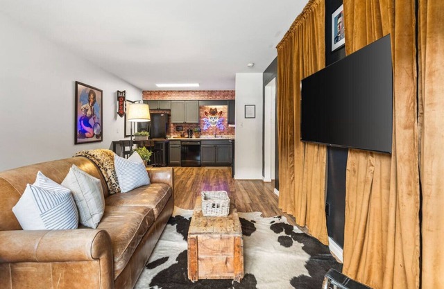 Cozy Condo by Music Row - Walk to Restaurants, Bars & Music