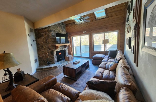 Cozy condo, Family- friendly just completely remodeled. SKI IN -SKI OUT!