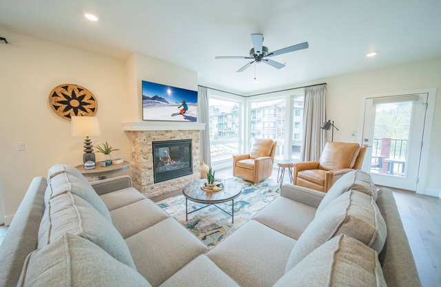 Cozy Condo with Fireplace & Breathtaking Views