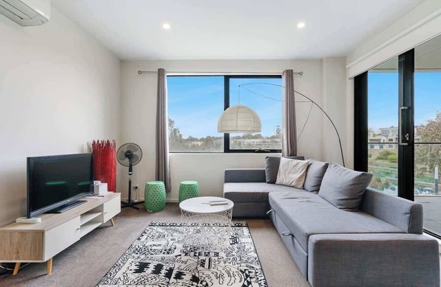 Cozy & Convenient Bundoora Apt withparking