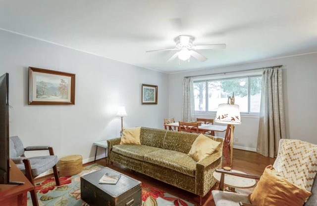 Cozy Convenient Mid-Century Apt!