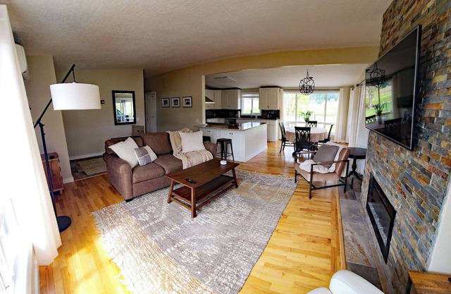 Cozy & convenient to McKenzie River 20 min to Eugene 2/bed 2/bath Sleeps 4+ Pets