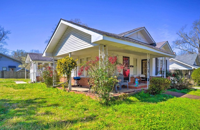 Cozy Corinth Escape ~ Half-Mi to Shop & Dine!